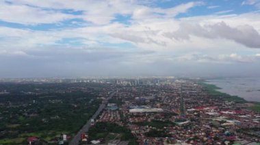 Manila, Filipinler 'in başkenti. Gökdelenleri, sokakları ve binaları var. - Hava aracı. Seyahat tatili kavramı.