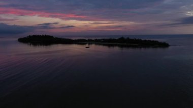 Tropikal bir adada palmiye ağaçlarıyla gün doğumu. Gündoğumunda tropik bir ada. Tropik bölgelerde sabahın erken saatlerinde. Filipinler, Anda, Pangasinan. Seyahat kavramı.