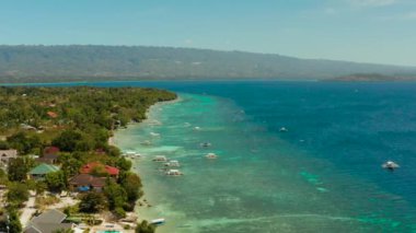 Mercan resifi ve turkuaz su Filipin tekneleriyle ünlü Moalboal, Cebu 'da dalış noktasında. Hava manzarası, yaz ve seyahat konsepti