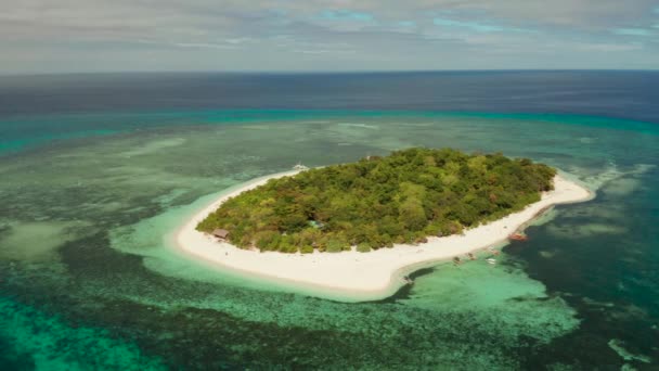 Trópusi Sziget Homokos Strand Körül Atoll Korallzátony Türkiz Vízzel Légi — Stock videók