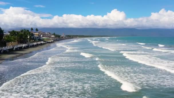 沙滩和海浪 与酒店和游客的海岸线 冲浪者在水里 Sabang海滩 Baler Aurora 菲律宾 暑假和旅行假期的概念 — 图库视频影像