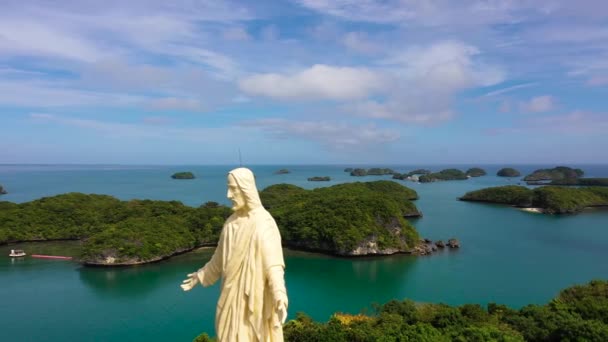 位于菲律宾潘加锡南百岛国家公园朝圣岛上的耶稣基督雕像 拥有海滩和泻湖 著名旅游胜地的小岛屿群的空中景观 — 图库视频影像