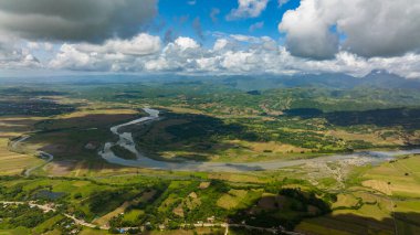 Filipinler 'deki tarım arazisi ve dağların havadan görünüşü.
