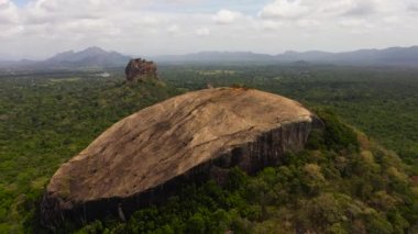 Sigirya Kayası ve Pidurangala Kayası 'nın havadan görünüşü Sri Lanka' da ünlü bir turistik yerdir..