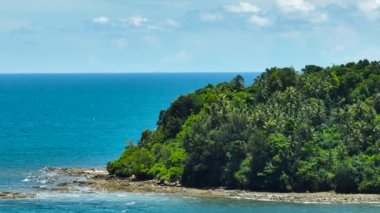 Tropikal bitki örtüsü ve kayalık plajı olan bir ada. Borneo, Malezya.