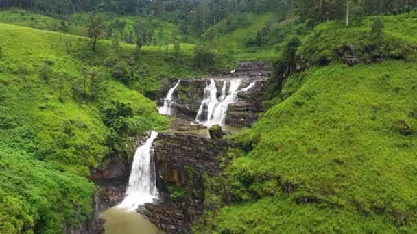 Luftaufnahme Eines Wasserfalls Zwischen Grünen Hügeln Mit Teeplantagen Clair Falls — Stockvideo