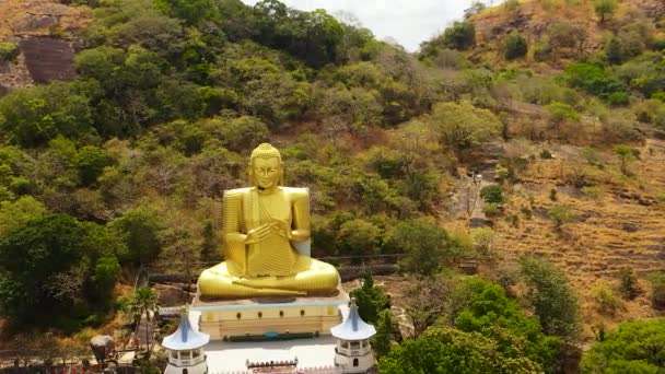 Een Standbeeld Van Goudene Boeddha Een Berg Boeddhist Tempel Sri — Stockvideo