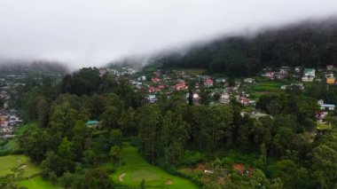 Nuwara Eliya kasabası yeşil tepeler ve dağlar arasında bulutlarla kaplıdır. Sri Lanka.
