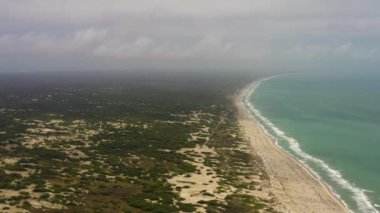 Güzel bir plaj manzaralı tropik bir manzara. Mannar - Sri Lanka.