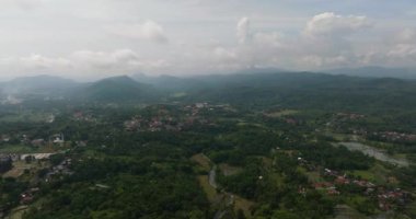 Yeşil ormanlı tarımsal arazi ve dağların en üst görüntüsü. Tropik bölgelerdeki tarım arazileri. Bukittinggi, Sumatra. Endonezya.