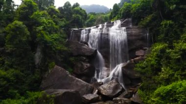 Yağmur ormanlarındaki güzel şelale. Olu Ella Şelalesi tropikal dağ ormanında. Sri Lanka.