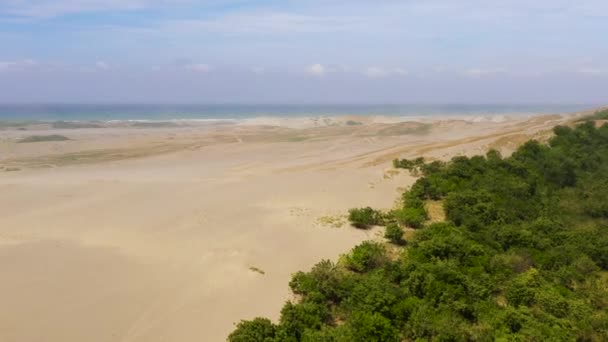 Paoay Sand Dunes Ilocos Norte 菲律宾沙丘靠近海洋 沙丘和树木 暑假和旅行假期的概念 — 图库视频影像