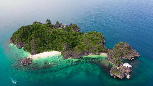 Тропічний Острів Піском Туристами Блакитним Морем Вигляд Повітря Острів Матукад — стокове відео
