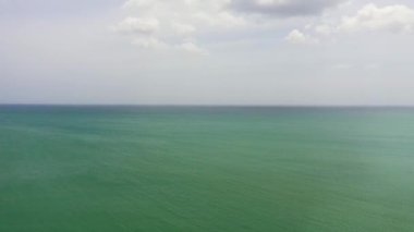 Hava Deniz Burnu: Mavi deniz ve bulutlu gökyüzü.