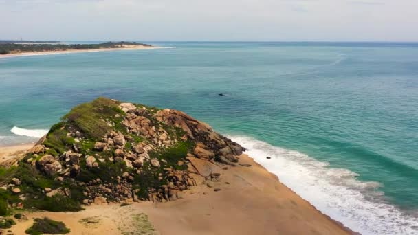 Volando Sobre Una Hermosa Playa Arena Océano Azul Cocodrilo Rock — Vídeo de stock