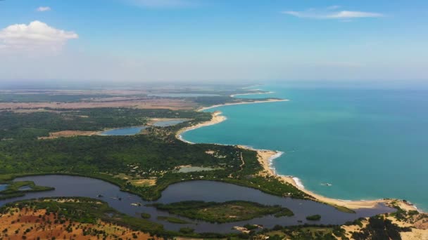 Aerial View Coastline Sri Lanka Ocean Beaches Agricultural Lands Towns — стоковое видео