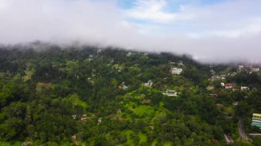 Ella kasabası dağlarda, bulutların ve çay tarlalarının arasında. Sri Lanka.