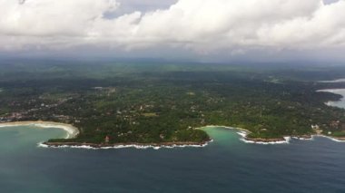 Palmiye ağaçlarının arasında Hiriketiya plajı olan körfez manzarası. Sri Lanka 'da sörf yeri.