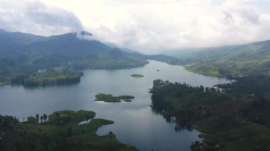 Kasabanın hava aracı çay tarlaları ve dağlarda bir göl arasında. Maskeliya, Maussakelle rezervi, Sri Lanka.