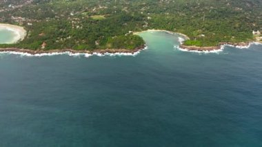 Palmiye ağaçlarının arasındaki gölde bir Hiriketiya plajı. Sri Lanka.