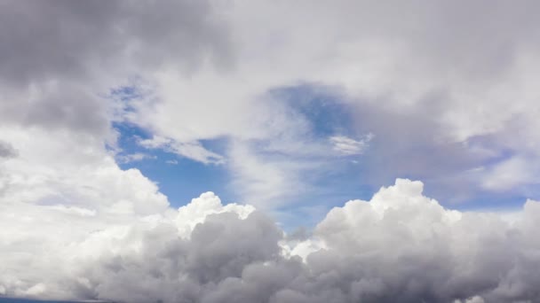 Λευκά Χνουδωτά Σύννεφα Στον Γαλάζιο Ουρανό Ιστορικό Από Σύννεφα — Αρχείο Βίντεο