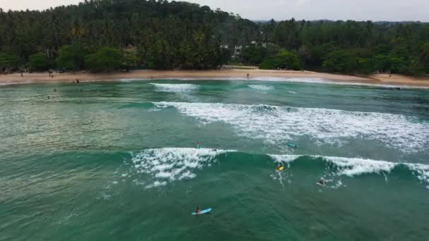 Surfer Der Bucht Bei Sonnenuntergang Hiriketiya Sri Lanka — Stockvideo