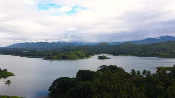 Jezioro Wśród Zielonych Wzgórz Gór Wcześnie Rano Tropikalny Krajobraz Jezioro — Wideo stockowe