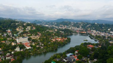 Kandy Gölü ve Kandy Şehri 'nin hava aracı panoramik görüntüsü. Dağın tepesinden Kandy 'yi izle.