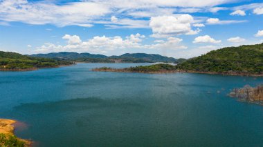 Tropikal manzara: Ormanlı güzel dağların arasında bir dağ gölü. Kalu Ganga Barajı, Sri Lanka.