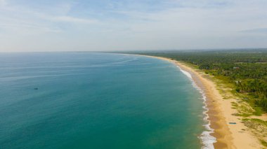 Kumsalın ve turkuaz suyun hava aracı. Kalkudah Sahili, Sri Lanka.