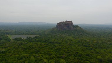 Sigiriya veya Sinhagiri Dambulla şehir içinde Central Province, Sri Lanka Kuzey Matale bölgesinde bulunan bir antik kaya kaledir.