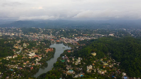 清晨时分 斯里兰卡山区的甘迪市 — 图库照片