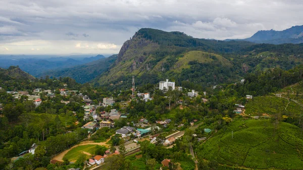 Vista Aérea Cidade Ella Entre Montanhas Propriedades Chá Sri Lanka — Fotografia de Stock