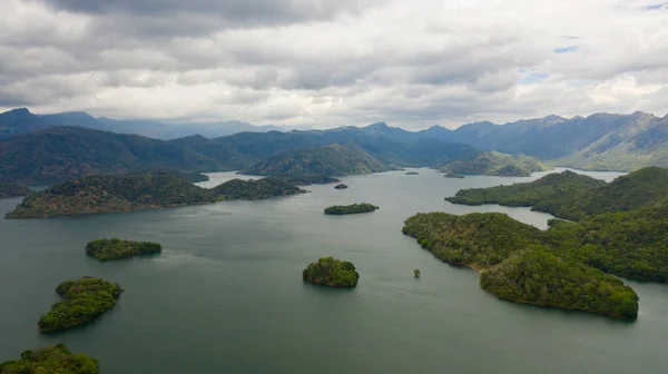 Aerial Drone Lake Mountains Covered Jungle Sri Lanka Victoria Randenigala —  Fotos de Stock