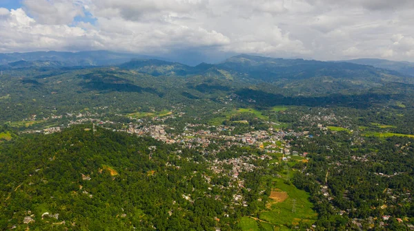 山间山谷中的城镇和农田斯里兰卡Gampola镇 — 图库照片