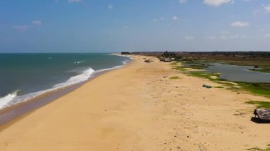Kumsalın ve turkuaz suyun hava aracı. Sri Lanka. Thaalaadi Sahili. Yaz ve seyahat tatil konsepti.