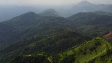 Yağmur ormanları ve ormanlarla kaplı dağ yamaçlarının insansız hava aracı. Sri Lanka. Dağlık bölgedeki vadi manzarası.