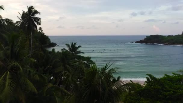 Een Baai Met Surfers Bij Zonsondergang Hiriketiya Sri Lanka — Stockvideo
