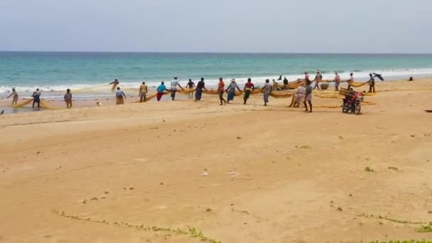 Шри Ланка Августа 2021 Года Вид Сверху Рыбаков Вытаскивающих Рыболовные — стоковое видео