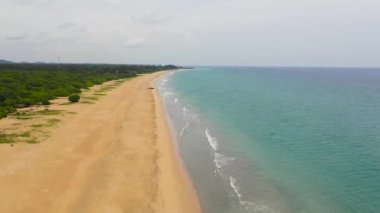 Tropik kumlu sahil ve mavi denizin havadan görünüşü. Nilaveli Plajı, Sri Lanka, Trincomalee.