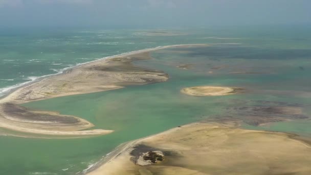 Adams Köprüsü Olarak Bilinen Alçak Beyaz Kumlu Adaların Üst Manzarası — Stok video