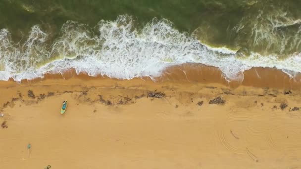 波と美しい砂浜と海のサーフィンのトップビュー スリランカのネゴンボ — ストック動画
