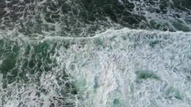 Okyanusta köpüren ve sıçrayan dev dalgaların hava aracı. Sri Lanka.