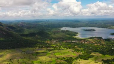 Sri Lanka 'nın dağlık bir bölgesinde yağmur ormanları ve tarım arazisi olan dağlar.