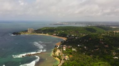 Sahilleri ve otelleri olan deniz manzarası. Turist beldesi. Galle, Unawatuna, Sri Lanka.