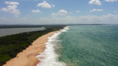 Turkuaz suyu olan güzel bir deniz manzarası sahili. Sri Lanka. Yaz ve seyahat tatil konsepti.