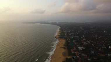 Tropikal kumlu ve okyanuslu deniz burnu. Negombo, Sri Lanka.