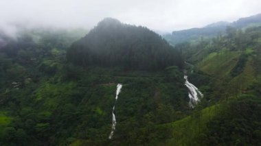 Yağmur ormanı manzaralı güzel bir şelale. Diyagalla Ella Şelalesi, Sri Lanka.