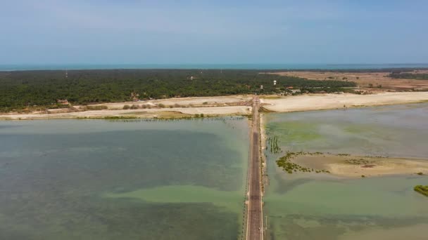 Dron Aéreo Carretera Entre Las Islas Través Aguas Poco Profundas — Vídeo de stock