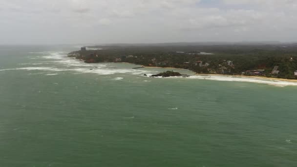 Luchtvaart Drone Van Stranden Hotels Aan Kust Oceaan Met Golven — Stockvideo